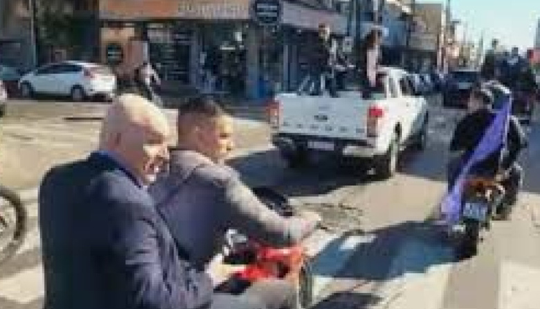 Sucio como una papa: Karina bajó a Espert al descubrirse que su chofer motoquero  es un barra acusado de intento de homicidio