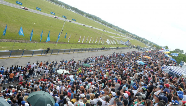 Para corredores y público: aseguran que un informe de bomberos supuestamente trucho oculta que las carreras en el Autódromo Mouras son una cita con la muerte