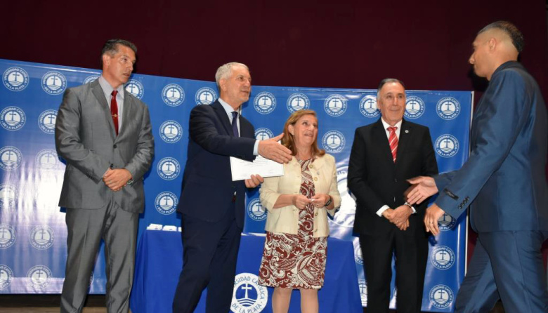 En una emotiva ceremonia, Económicas de la UCALP agasajó a sus flamantes graduados