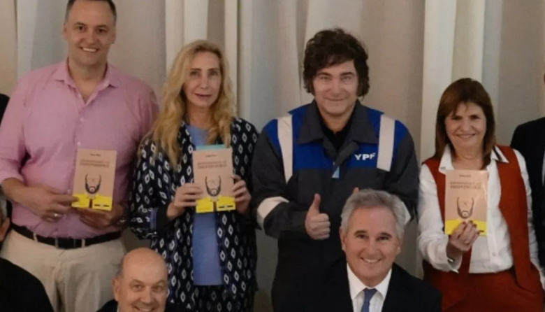 Milei regaló a sus funcionarios el libro de un psicópata amigo de él que reivindica el narcotráfico, explotación sexual, trabajo infantil, usura, corrupción y otras miserias