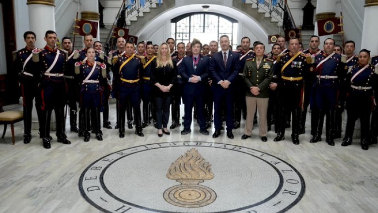 Siglo 21 Cambalache: después de su "Juan José San Martín" a Milei lo nombraron granadero honorífico
