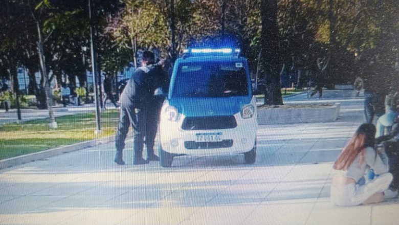 ¡Abrime Tito!: dos policías se bajaron del mini patrullero eléctrico y dejaron las llaves adentro