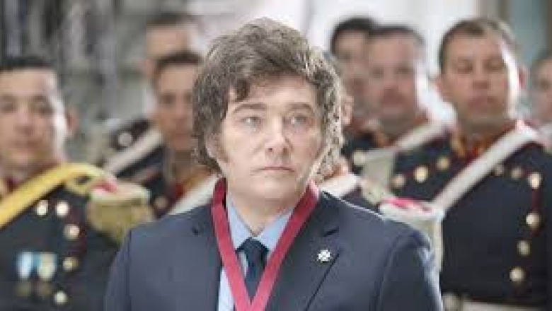 No ves que va la luna rodando por Callao: aseguran que Milei pidió un uniforme de Granadero y podría ir disfrazado al acto del 25 de mayo