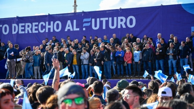 Unidad para resistir y volver: ante una enfervorizada multitud, Kicillof presentó Derecho al Futuro