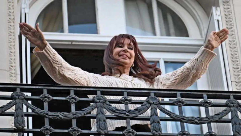 Ni encarcelada ni muerta: Cristina se queda en su casa y la tobillera que piden los gorilas no aparece