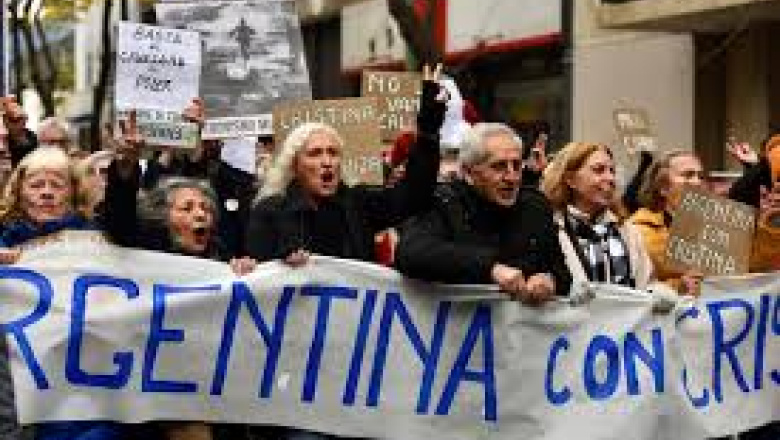 Requisas, aprietes: pese a la amenaza de una brutal represión el peronismo se moviliza desde todos los rincones del país contra la proscripción de CFK
