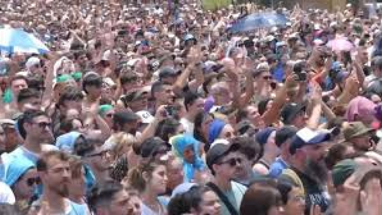 Prohibida de salir al balcón o mover la cortina: CFK transmitió un mensaje de resistencia y la convicción de volver a una multitud enfervorizada