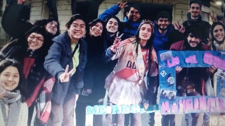Tienen memoria: egresados de la hoy en peligro Universidad Pública fueron a celebrar frente al balcón de Cristina