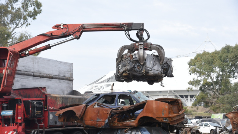 La mugre de las capitales, no se banca más: Alak presentó el plan de compactación de autos abandonados