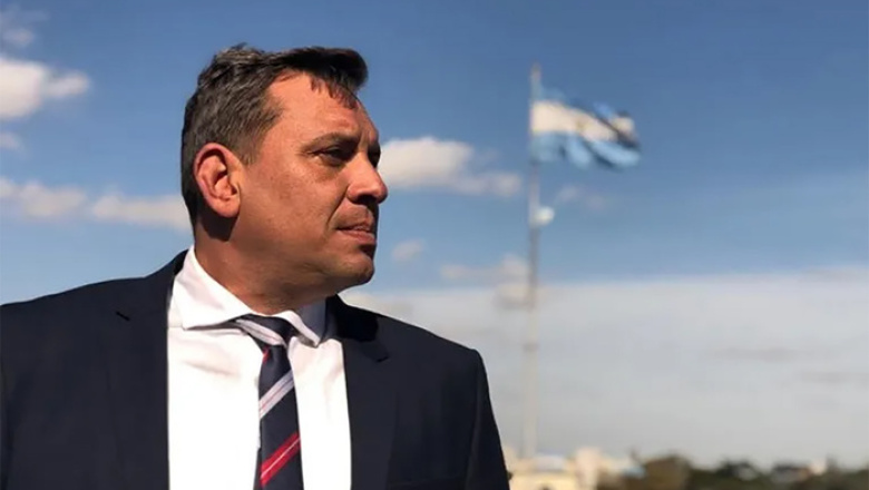Aseguran que el ex comisario-candidato de Milei habría usurpado terrenos en City Bell para hacerse flor de casa