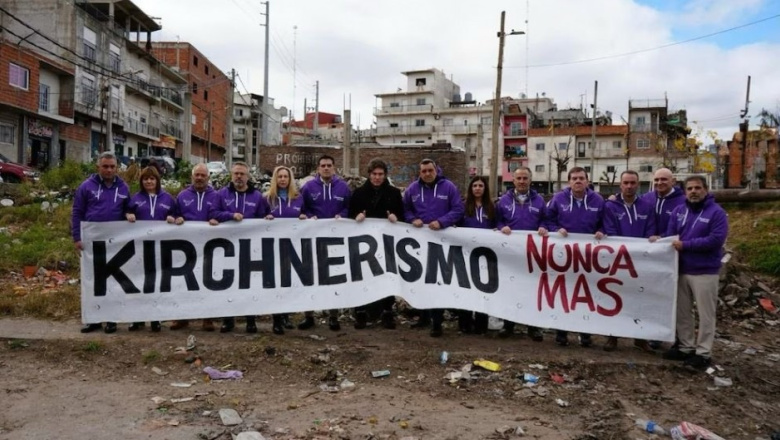 Hacen cola para reírse en las redes: descubrieron que Milei posa en puntitas de pié para parecer más alto