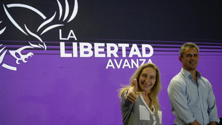 Pidió esperanza: entre puteadas y problemas de conjugación, Karina habló en Tucumán