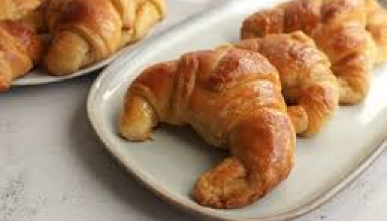 Licitación desayuno y merienda: revelan que Karina gastará 1.700.000 pesos diarios en mediaslunas y pancitos