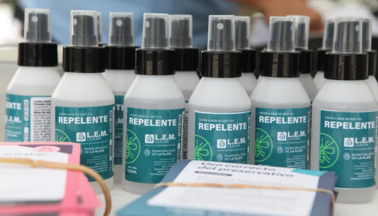 Juira bicho, dengue malo: la Muni platense repartió 25 mil spray de repelente contra mosquitos