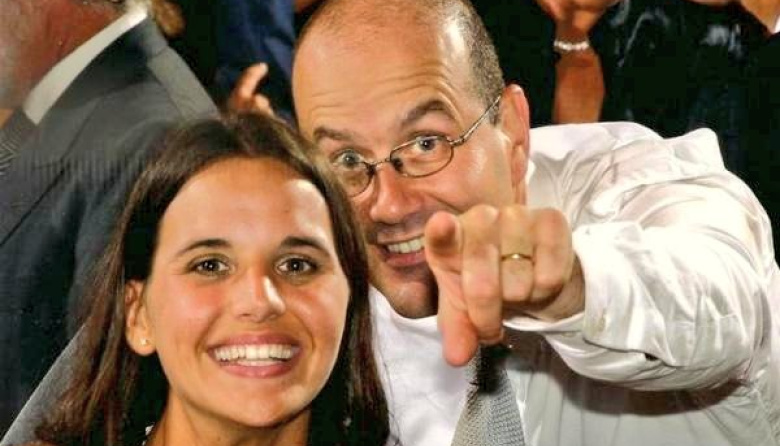 La hijoputez ya es de familia: la esposa de Sturzenegger fue beneficiada con un contrato de $ 114 millones para dar cursitos de inglés