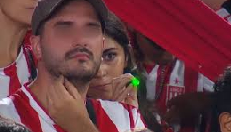 También pudo haber entrado con un revólver: el Aprevide busca respuestas por la piba que molestó al arquero de Vélez con un láser