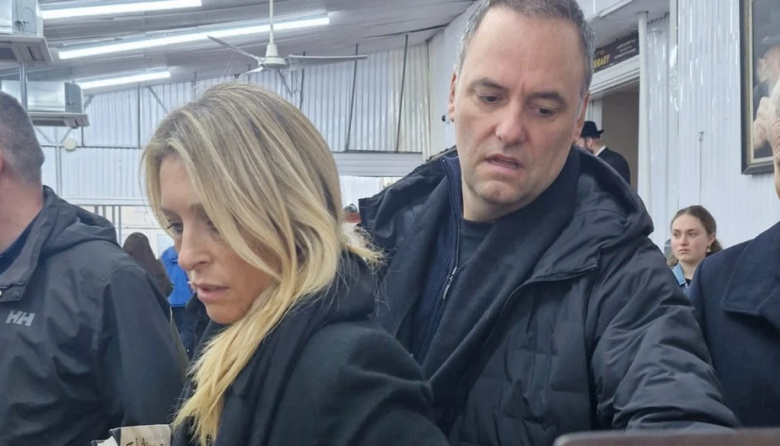 Con la tuya, contribuyente: Adorni metió a la esposa en la comitiva oficial de Milei a USA