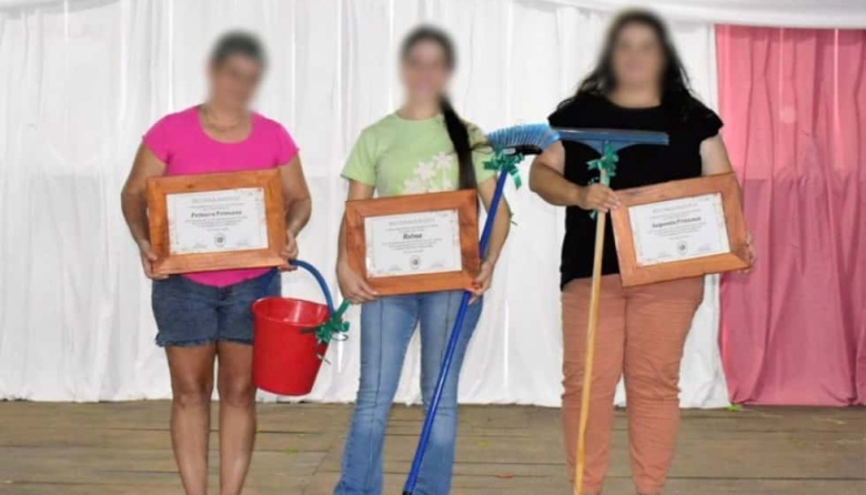 Desubicado como cubetera en el horno: en el Día de la Mujer un intendente regaló baldes y escobas