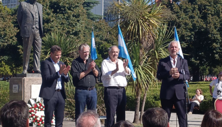 Con vibrantes mensajes de unidad para salir de la pesadilla conservadora, homenajearon a Raúl Alfonsín