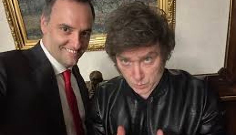 Milei bancó el curro de la mujer de Adorni con una teoría económica: "fue costo marginal"