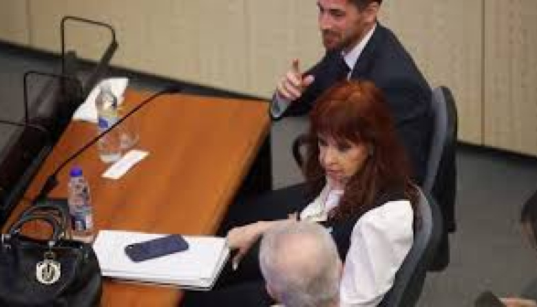 Una multitud volvió a acompañarla: CFK le pegó una basureada a los jueces corruptos de Comodoro PRO