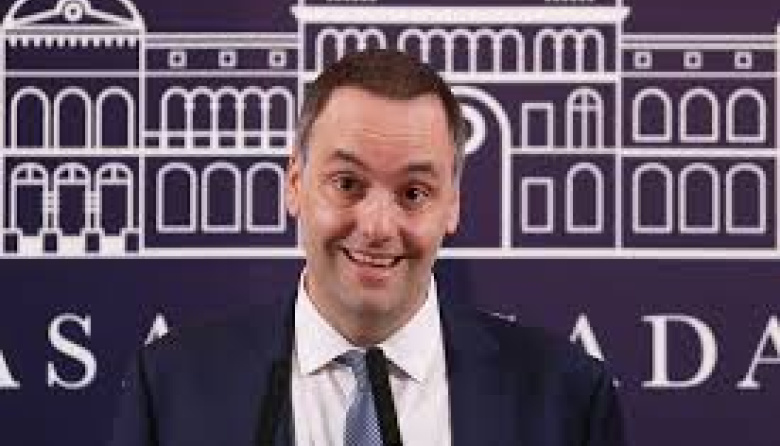 Mear agua bendita: la Justicia imputó a Adorni por enriquecimiento ilícito y pidió 12 medidas de prueba