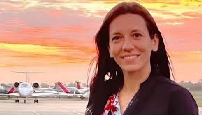 Disponen medidas de protección para la empleada de la empresa aérea que llevó a Adorni a Punta del Este y mandó al frente a su amiguito periodista