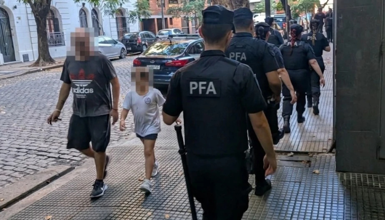 Con la tuya, contribuyente: pusieron 50 policías y 20 patrulleros para "cuidar" a Adorni de una pacífica protesta estudiantil frente a su departamento