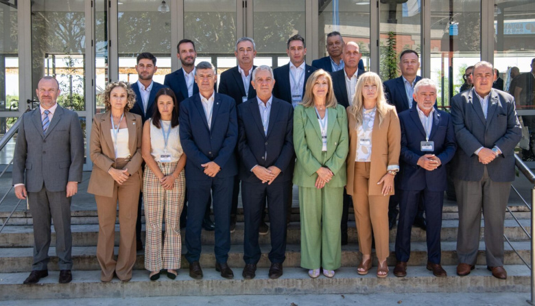 Teléfono para Milei y su cocodrilo en el bolsillo: Alak junto a intendentes de todo el país reclaman otro esquema de coparticipación