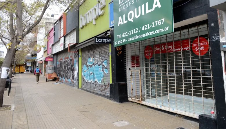 Setenta persianas y ninguna flor: siguen cerrando comercios de diferentes rubros en el centro de La Plata