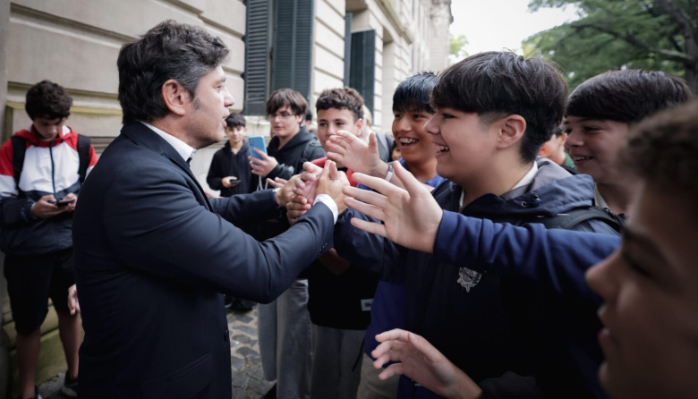 Los pibes la quieren clara: memoria, dictadura, economía y realidad social en una extensa charla de Axel con alumnos del Colegio Nacional de La Plata