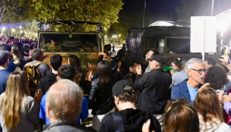 Gente indignada y verdaderos ex combatientes echaron a milicos que pretendían hacer un acto por Malvinas en La Plata