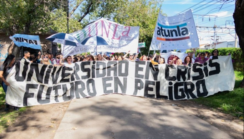 Zapatillas importadas de China, si; libros no: Milei no cede al reclamo presupuestario de las Universidades públicas
