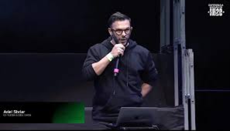 Los pibes ya no compran el verso: estudiantes secundarios abuchearon a un influencer libertario que quiso darles una charla sobre economía