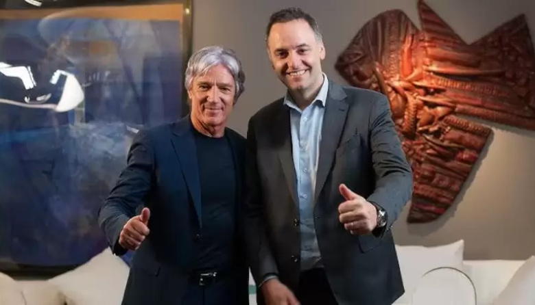 Aseguran que mientras Adorni pone la cara, el amigo de la TV Pública la sigue juntando en pala