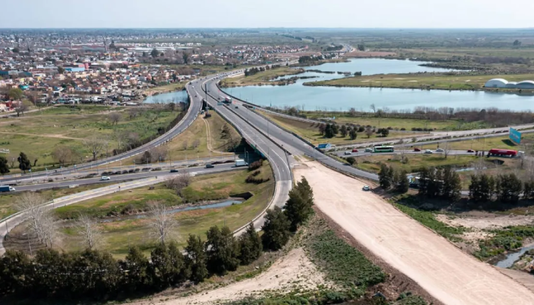 Alak y Arteaga por AUBASA firmaron un convenio para cuatro obras viales que quedarán en la historia de La Plata