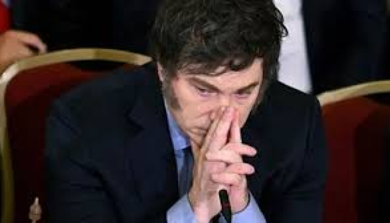Chau Milei: otra encuesta muestra que en un ballotage Kicillof se lo come entre dos pancitos