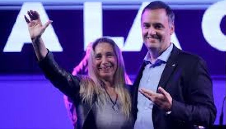 Que sea a un país con cascadas: aseguran que Karina le busca consulado a Adorni para sacarlo del horno