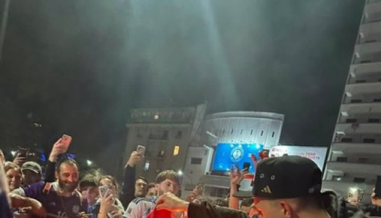 En los festejos en La Plata quemaron una moto y una bandera inglesa: que pena por la motito