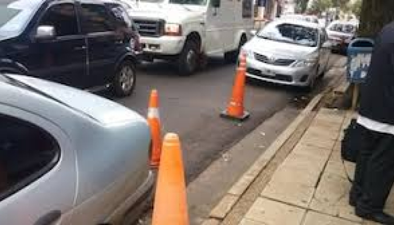 Conos naranjas, cajones, cordones amarillos: proponen fuertes multas a los "vivos" que se apropian del estacionamiento