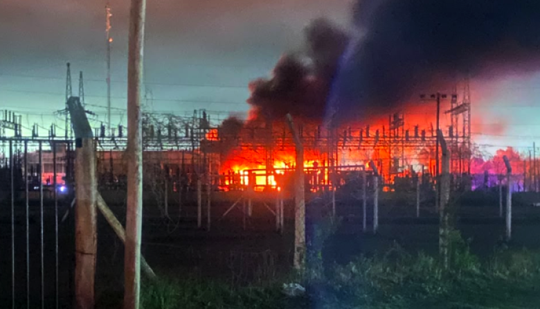 Investigan las causas del incendio en la central eléctrica que dejó si luz a miles de vecinos en La Plata