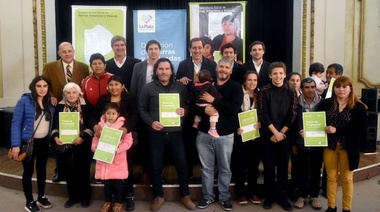 Garro entregó escrituras: "Estos papeles son proyectos de vida"