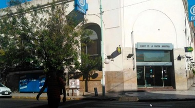 En el banco Nación de Morón: robaron un millón de pesos y escaparon corriendo