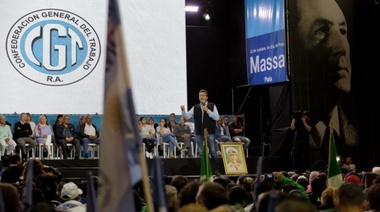 Como una señal del peronismo que podría nacer tras las elecciones, Massa recibió el respaldo de la CGT