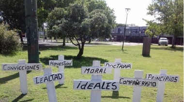 En Berisso, manos anómimas montaron un Cementerio de Ideales