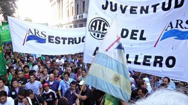 Vidal ante la primera marcha de gremios que se oponen a la reforma laboral