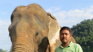 Pelusa no pega una: le metieron preso al elefatólogo hindú tras confundirlo con un terrorista