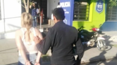 Detienen a la hija del Pata Medina en Los Hornos por tenencia de arma de fuego