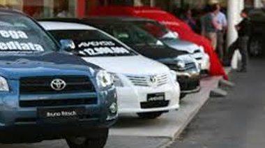 Prometen clausurar a las agencias de autos que usan la vía pública como si fuera de ellas