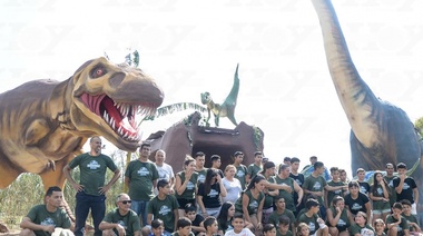 Muñecos: ganó el de dinosaurios que armaron en el barrio de 29 y 76
